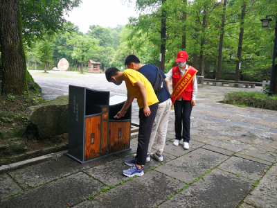 武汉三亚岛旅游区特勤队副队长刘佳楠规劝游客文明出行